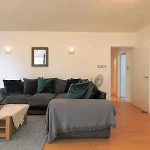 2 Bed Spacious In Cc Cardiff